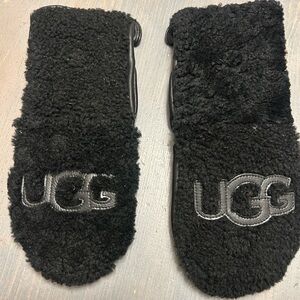 Like NEW -UGG curly pile flip shearling/ leather gloves ❤️